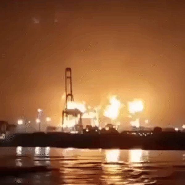 कतर के रास लाफान इंडस्ट्रियल इलाके में बुधवार रात ईरानी हमले के बाद आग लग गई।