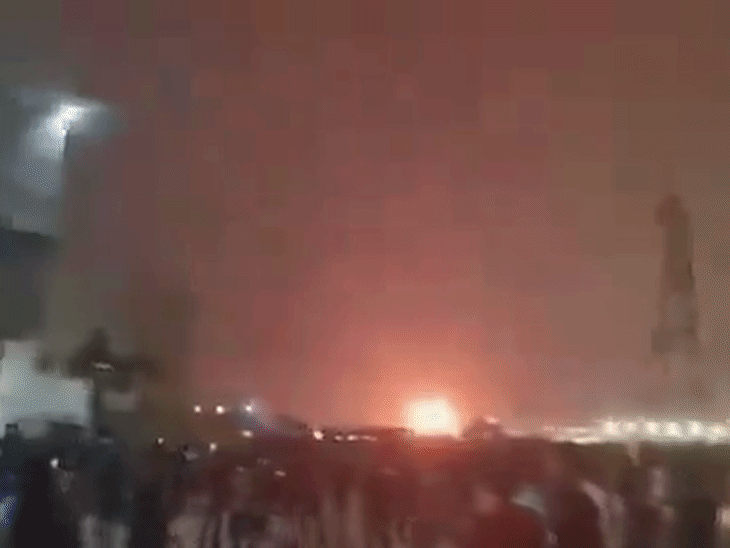 कतर के रास लाफान इंडस्ट्रियल इलाके में बुधवार रात ईरानी हमले के बाद आग लग गई।