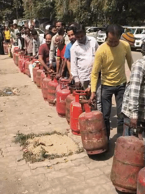 गैस के लिए 2 लाइनों में करीब 400 लोग लगे रहे