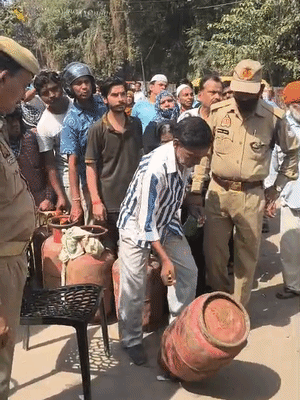 गैस बटवाने के लिए पुलिस लगाई गई