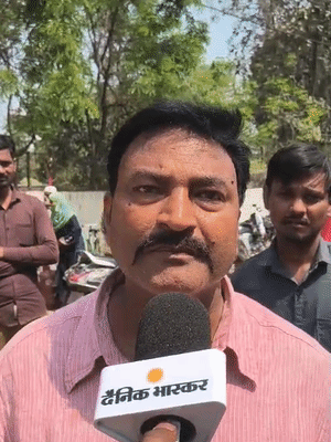 बबलू चौधरी ने बताया- घर में माता पिता को ब्रेन हेमरेज है, अब नौकरी की जगह लाइन में लगे है।