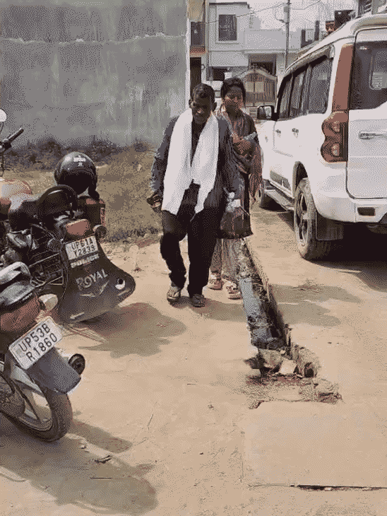 अपने पिता जंगी चौहान को लेकर जाती उनकी बेटी।