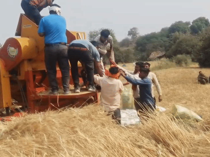 पुलिस ने किसानों की मदद से शव को थ्रेसर से निकाला।