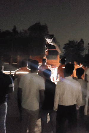 सूचना पर SDRF की टीम मौके पर पहुंची। गोमती में सर्च अभियान शुरू किया।