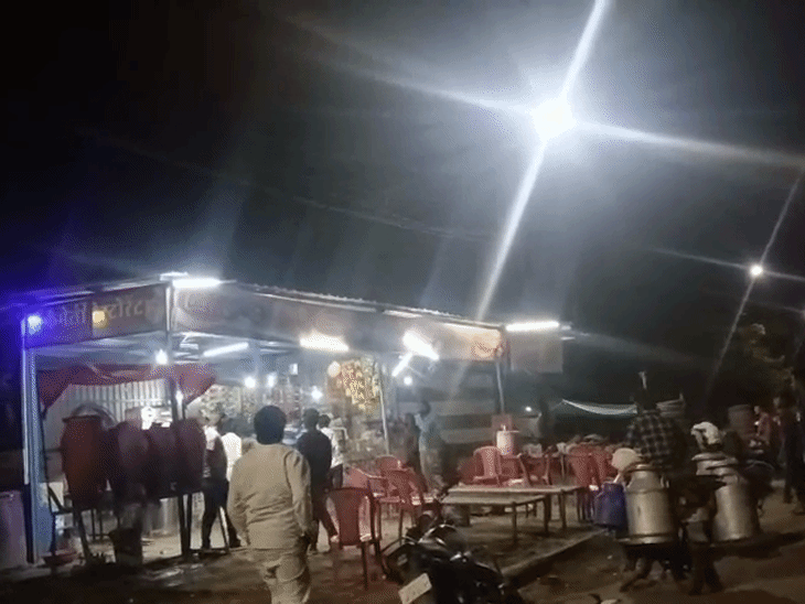 वीडियो में 5 से 6 लोग एक ही व्यक्ति को मारते हुए दिख रहे हैं।