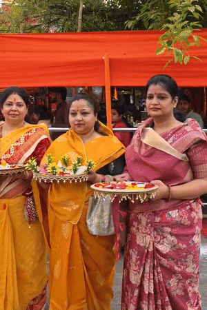 काशी में महिलाएं पूजा की थाली सजाकर मां कुष्मांडा मंदिर पहुंचीं।