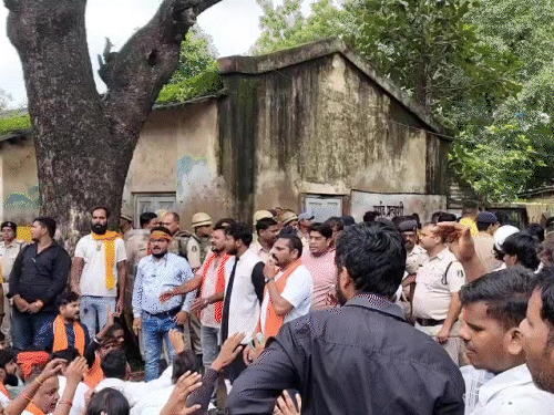 बस्तर, जशपुर, रायगढ़, रायपुर, बिलासपुर जैसे क्षेत्रों में धर्मांतरण को लेकर विवाद की स्थिति।