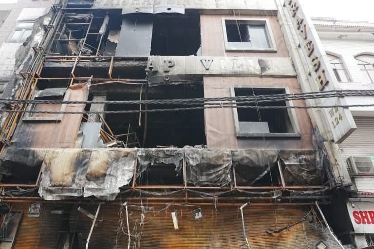 आग इतनी भीषण थी कि बिल्डिंग पूरी तरह जल गई।