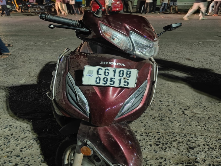 पुलिस ने कार्रवाई करते हुए स्कूटी को जब्त कर लिया है।