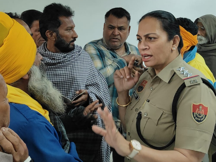 प्रदर्शनकारी उपभोक्ताओं को समझाती रतिया शहर थाना प्रभारी पुष्पा सिहाग।