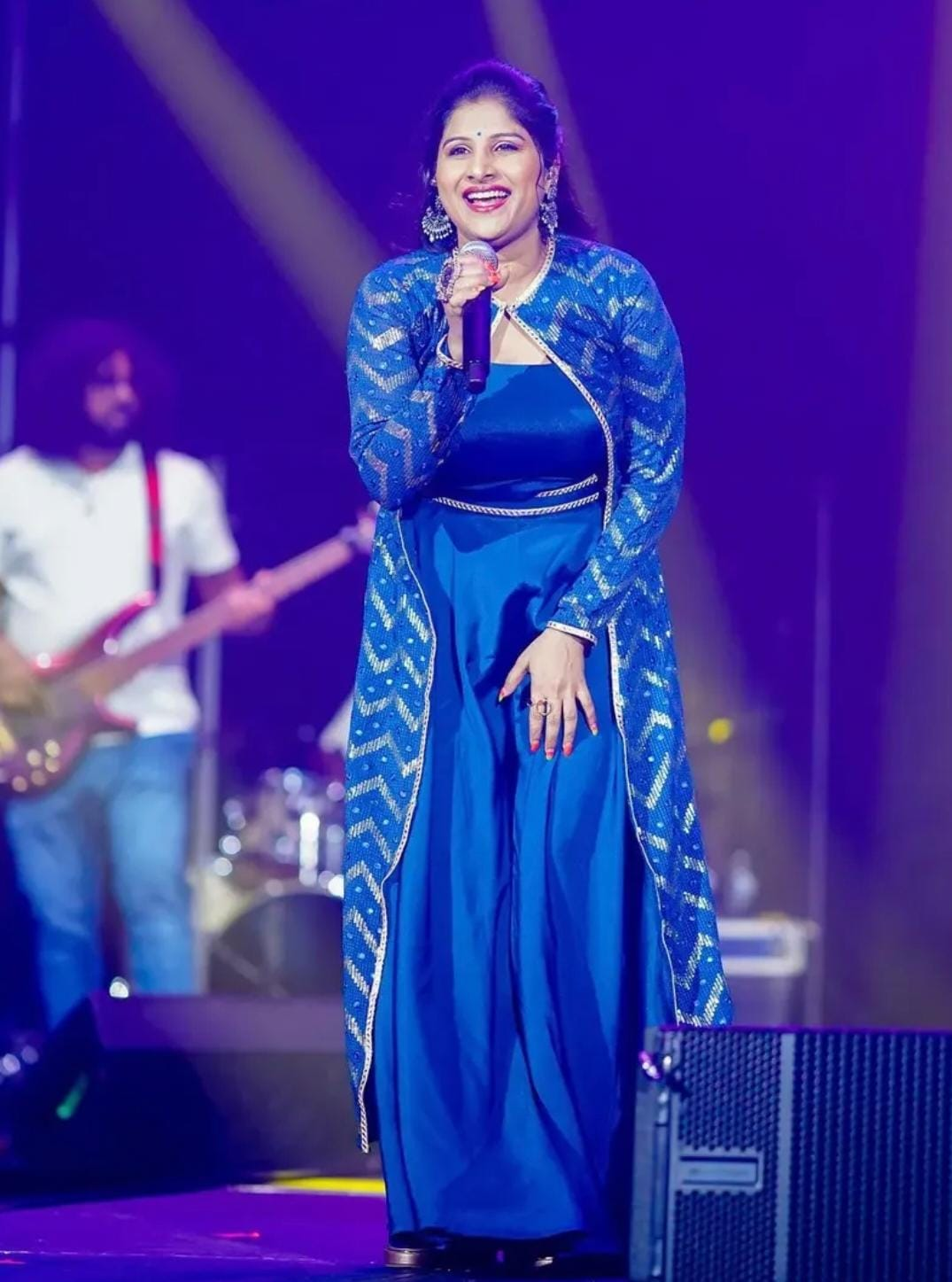 ‘सरके चुनर तेरी सरके’ सिंगर मंगली का पहला हिंदी गाना है।