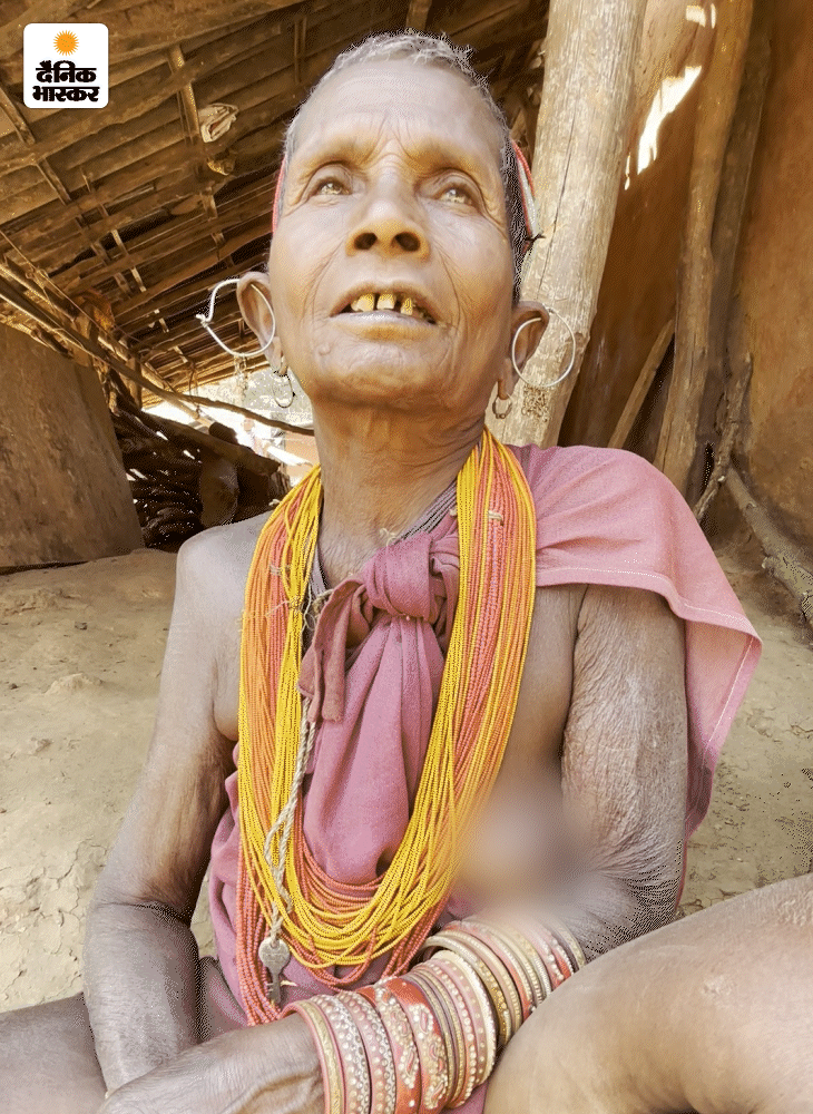 बोंडा महिला की शरीर के ऊपरी हिस्से पर कोई वस्त्र नहीं है।