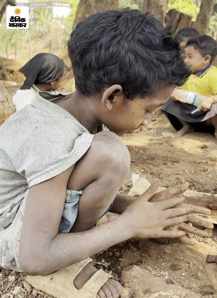 मिट्टी के खिलौने बनाते बोंडा बच्चे।