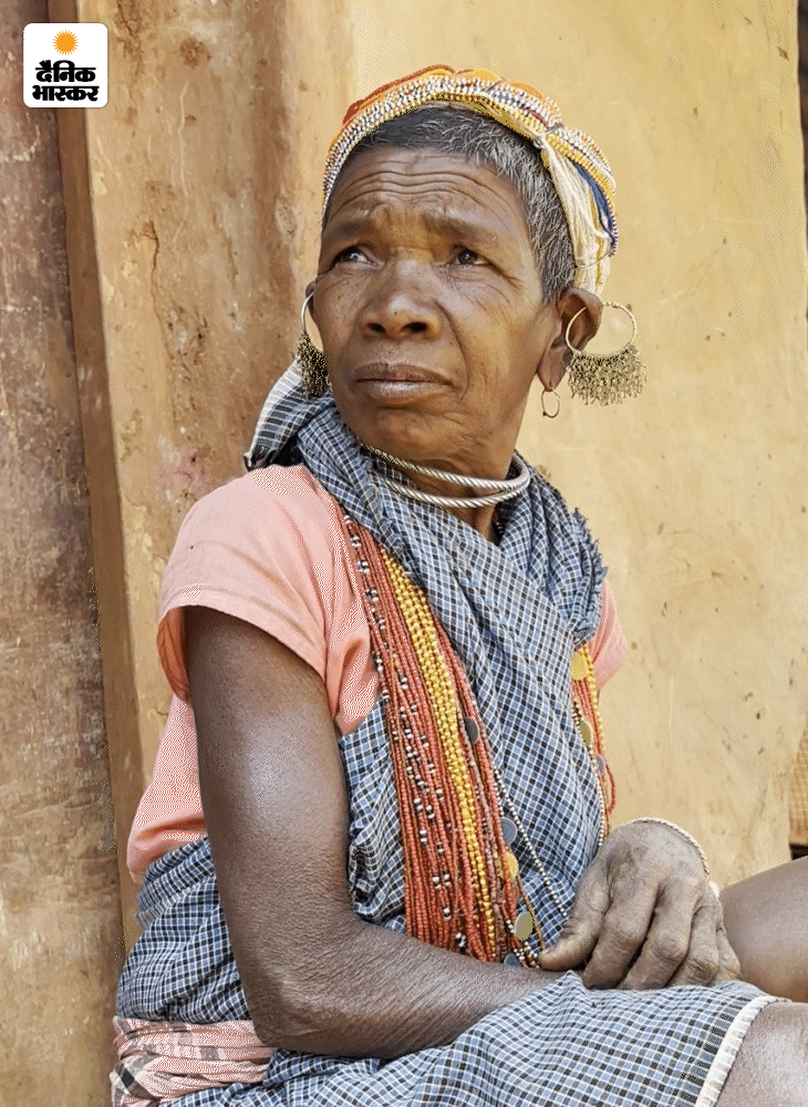 अपने घर के बाहर बैठी एक बोंडा महिला।