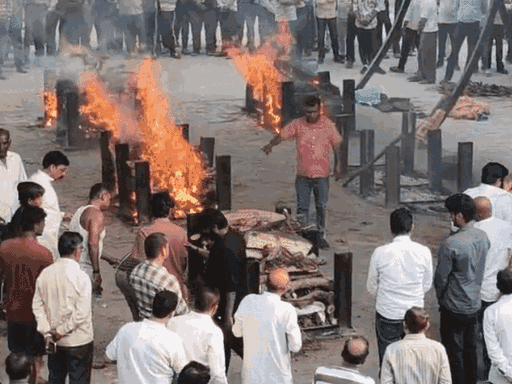 इंदौर के तिलक नगर मुक्तिधाम में एक साथ 7 चिताएं जलीं। एक बच्चे के शव को दफनाया गया था।