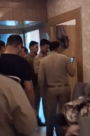 राजवीर के टू बीएचके के फ्लैट के एक कमरे में बेड पर इस अवस्था में मिली मां की लाश।