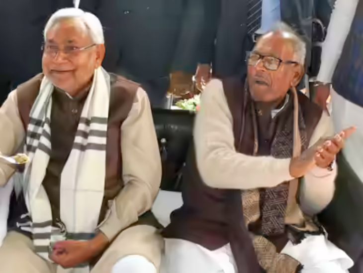 बिहार के मुख्यमंत्री नीतीश कुमार और जेडीयू के सीनियर नेता वशिष्ठ नारायण। (फाइल फोटो)