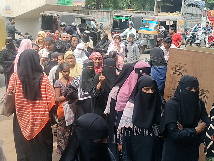 जमशेदपुर में एजेंसी के बाहर एलपीसी सिलेंडर लेने के लिए लगी उपभोक्ताओं की कतार।