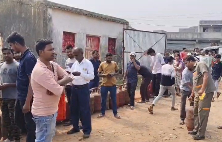 जामताड़ा में सिलेंडर लेने के लिए गैस उपभोक्ताओं की लंबी कतार देखने को मिली।