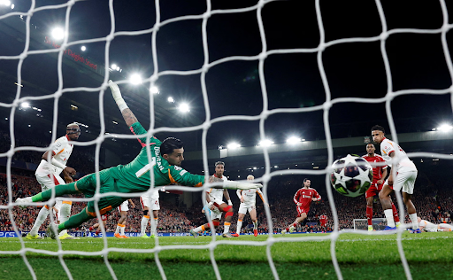 डोमिनिक स्ज़ोबोस्लाई ने पहला गोल कर लिवरपूल को मैच में बढ़त दिलाई और कुल स्कोर (एग्रीगेट) बराबर कर दिया।