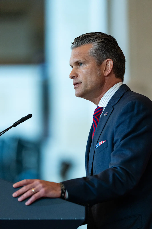 প্রতিরক্ষা মন্ত্রী পিট হেগসেথ ফোর্ট ম্যাকনায়ারে বসবাসের জন্য প্রতি মাসে $4,655.70 (প্রতি মাসে 3.86 লক্ষ টাকা) ভাড়া দিচ্ছেন। প্রতিরক্ষা বিভাগের এক কর্মকর্তা এ তথ্য জানিয়েছেন।