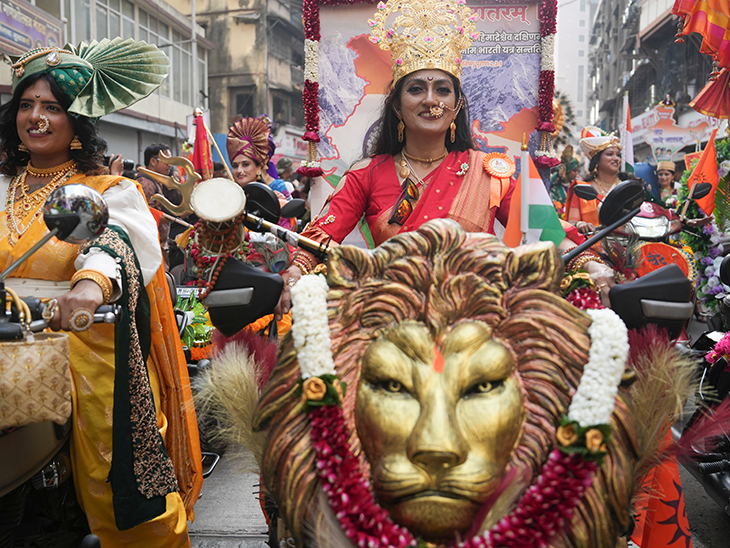 मुंबई में गुड़ी पड़वा उत्सव के दौरान महिलाओं ने पारंपरिक पोशाक पहनकर बाइक में शोभायात्रा निकाली।