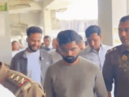 तस्वीर 17 मार्च 2024 की है, नोएडा पुलिस एल्विश को पेशी पर कोर्ट ले गई थी।