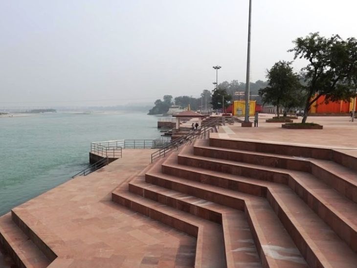 फोटो हरिद्वार के गंगा घाट की है। इसे नमामि गंगा प्रोजेक्ट के तहत बनाया गया है।