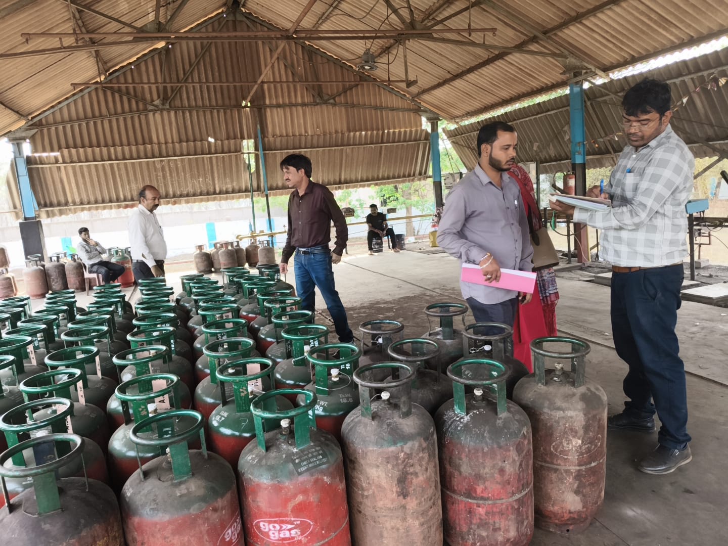 खाद्य विभाग की टीम ने कई अनियमितताएं सामने आईं, जिसके बाद 599 गैस सिलेंडर जब्त किया गया।