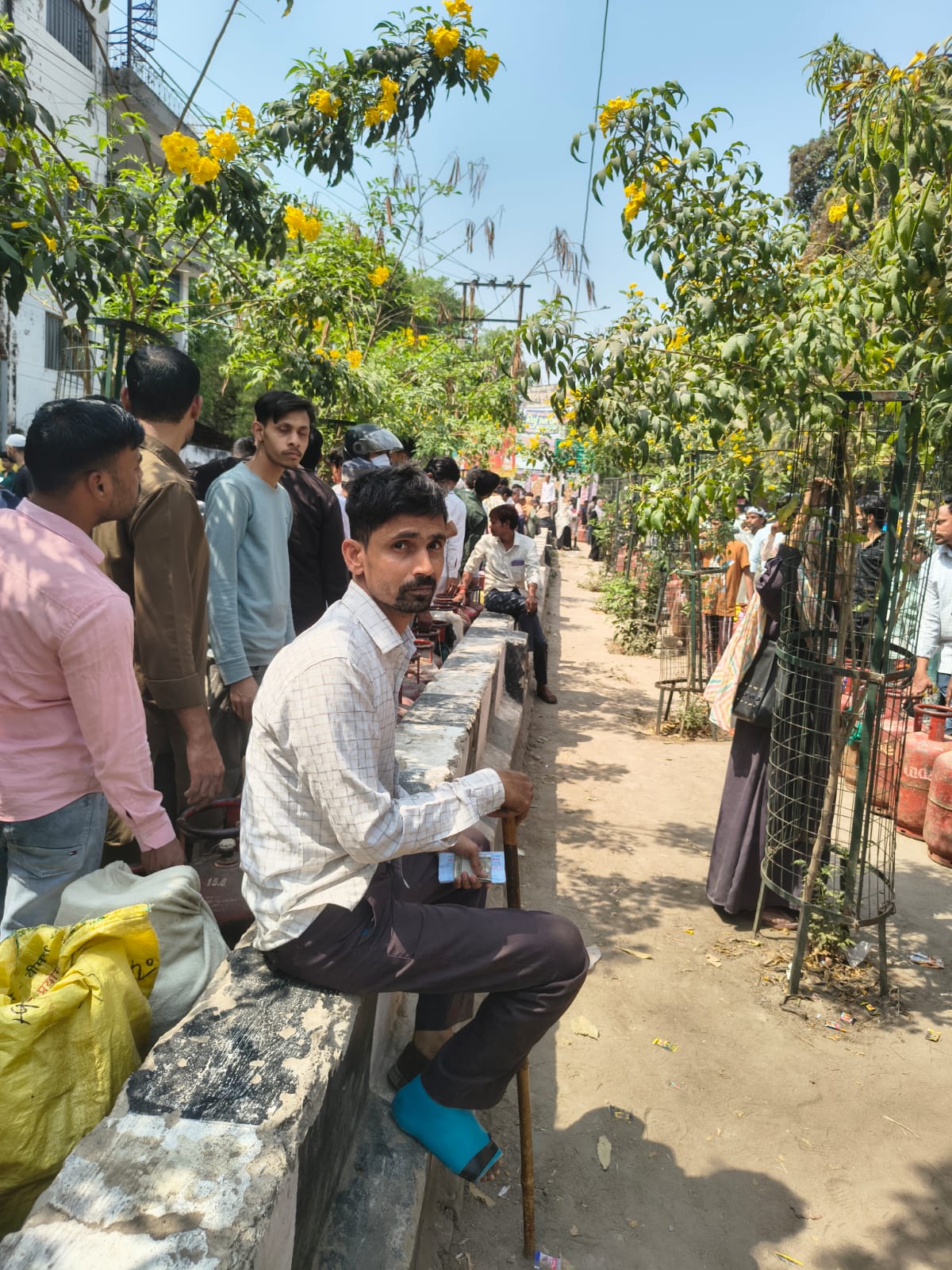पैर में फैक्चर होने के बाद लगातार 3 दिनों से गैस के चक्कर काट रहे हैं शमसुद्दीन