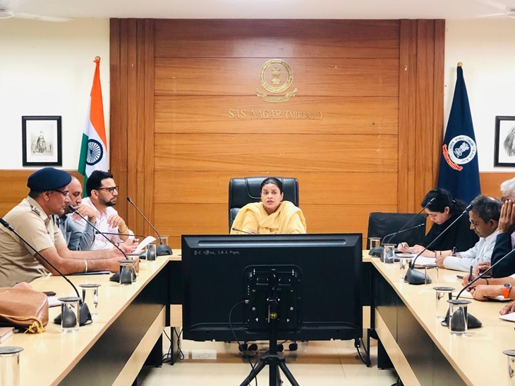 एडीसी मोहाली अधिकारियों को निर्देष देते हुए।