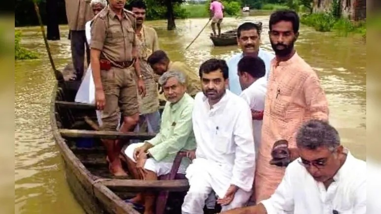 सीएम नीतीश कुमार नाव पर सवार होकर बाढ़ प्रभावित क्षेत्रों का दौरा करते हुए। (फाइल फोटो)