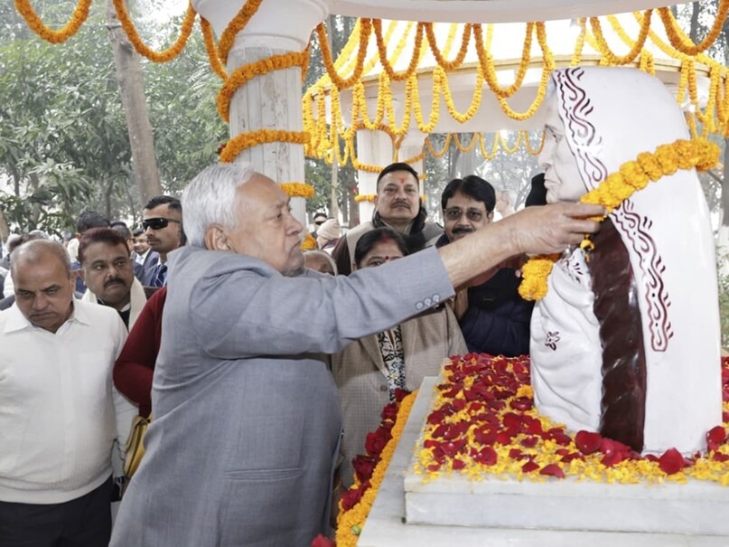 सीएम नीतीश कुमार अपनी माता की प्रतिमा पर माल्यार्पण करते हुए।