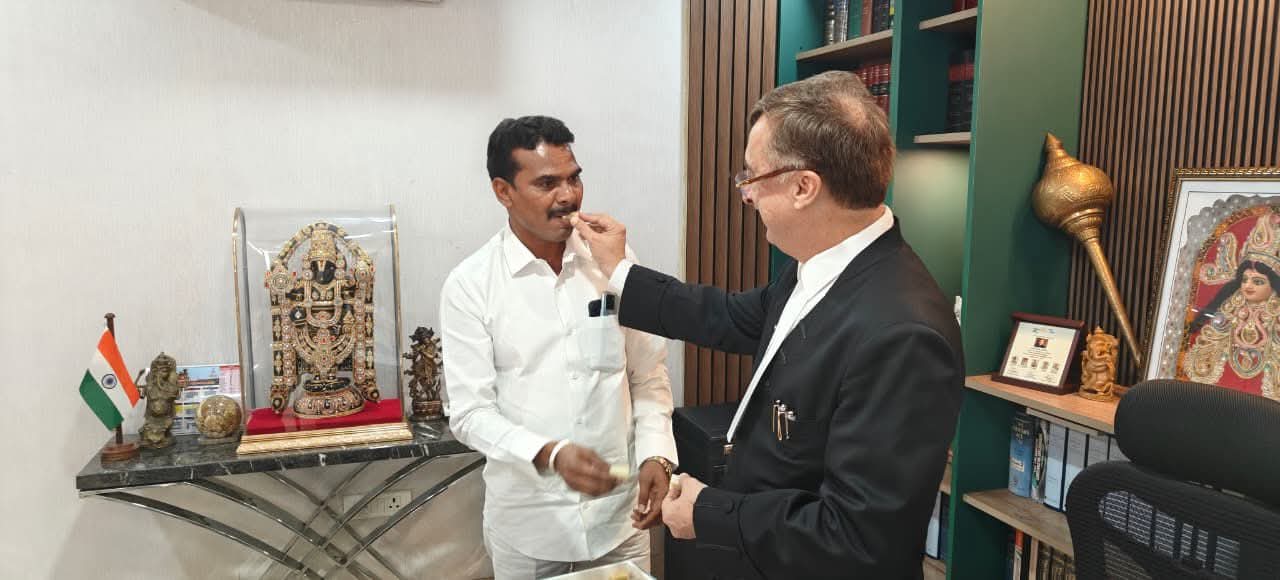 SC से राहत मिलने के बाद सीनियर एडवोकेट विवेक तन्खा ने विधायक मुकेश मल्होत्रा को मिठाई खिलाई।