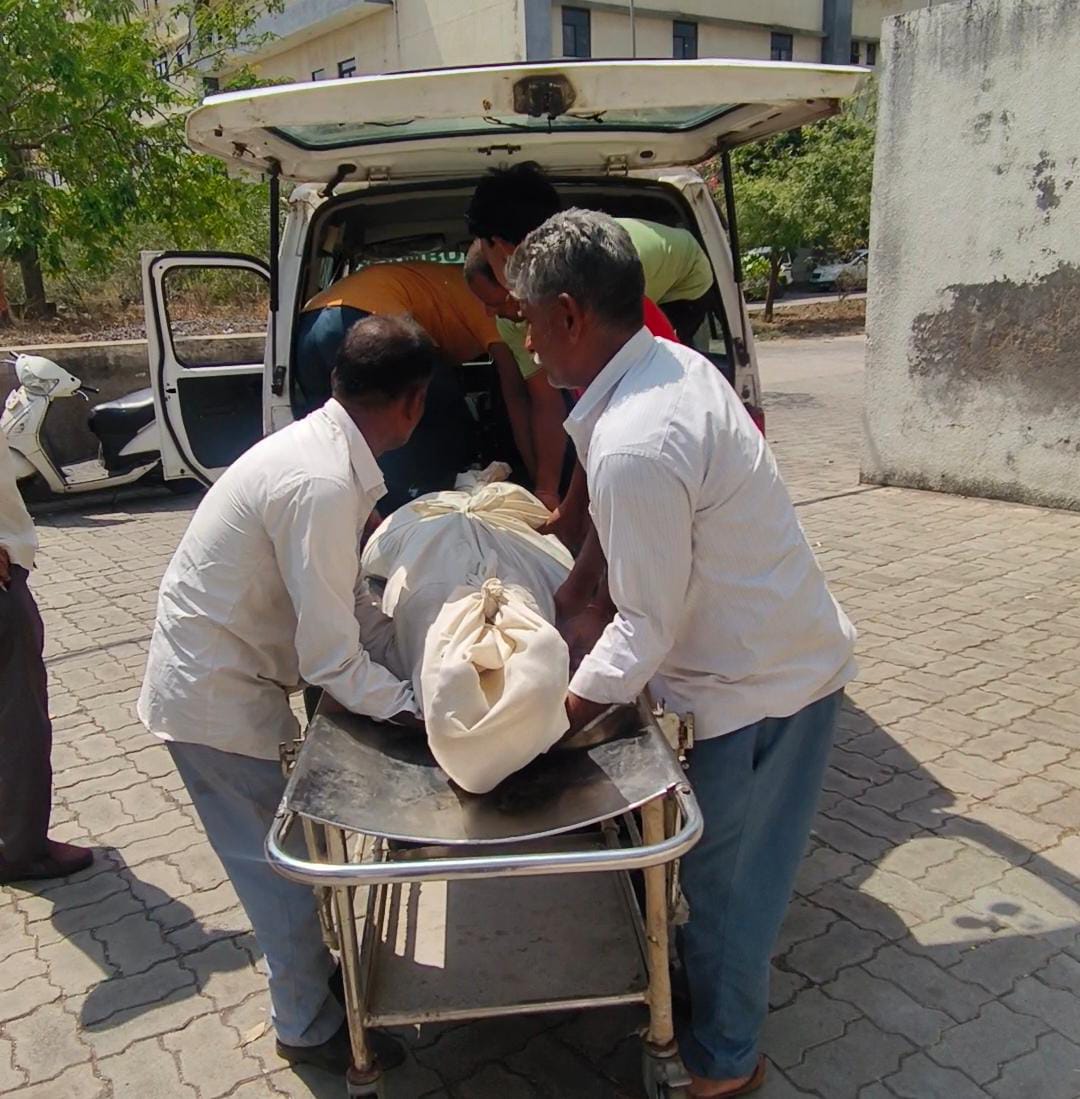 मृतक के शव को एंबुलेंस में रख राजस्थान ले जाते हुए परिजन।