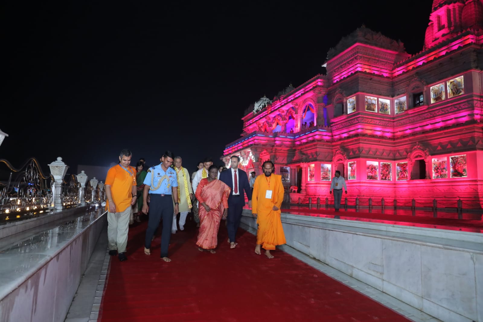 राष्ट्रपती द्रौपदी मुर्मू वृंदावनच्या प्रेम मंदिरात दर्शनादरम्यान. मंदिर परिसरात रोषणाईच्या प्रकाशात त्यांचे स्वागत करण्यात आले.