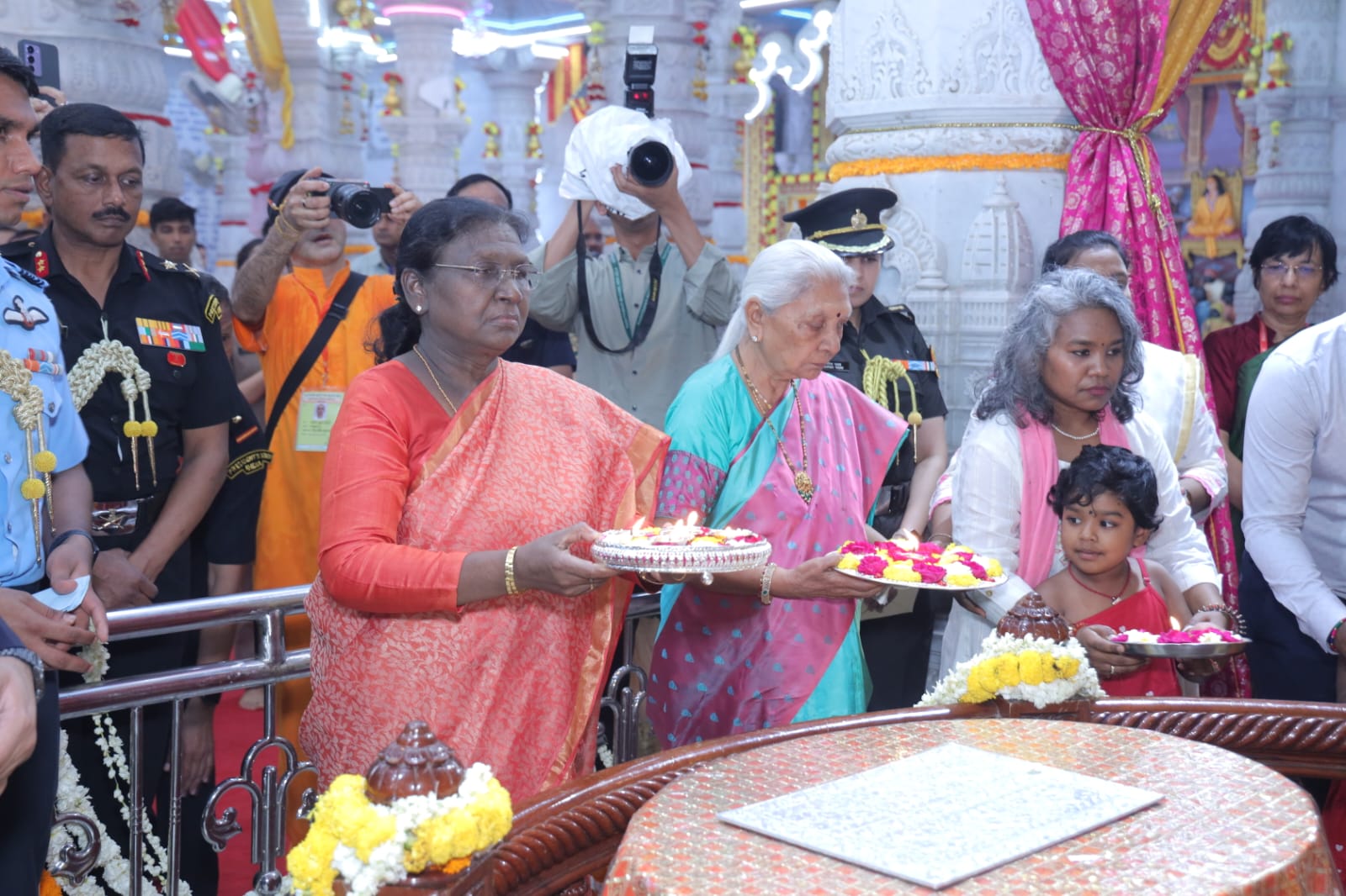 प्रेम मंदिरात राष्ट्रपती आरतीत सहभागी झाल्या. सोबत राज्यपाल आनंदीबेन पटेलही उपस्थित होत्या.