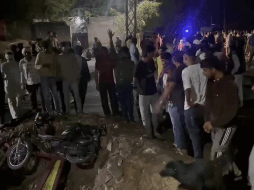 नारनौल में रोड जाम कर नारेबाजी करते लुए ग्रामीण। - Dainik Bhaskar