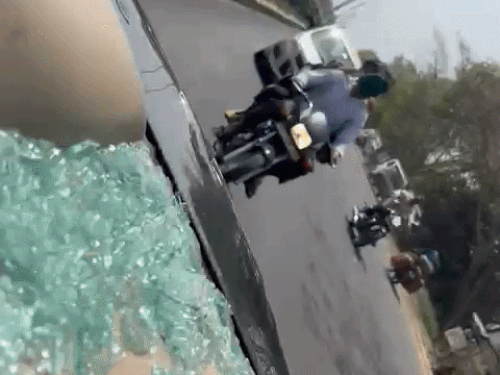 वायरल वीडियो में बाइकसवार लोग कार का पीछा करते हुए दिख रहे हैं।