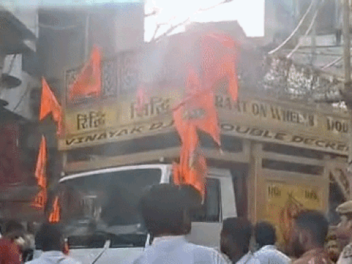 रैली में शामिल महाडीजे बावड़ी गेट के पास संकरी गली में फंस गया, फिर शंटिंग करके डीजे को निकाला गया।