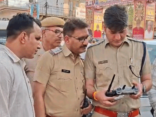 सीकर शहर में निकल रही केसरिया वाहन रैली पर पुलिस ड्रोन से नजर बनाए हुए है। जाटिया बाजार के संवेदनशील इलाके में रैली के साथ ही घरों की छतों पर भी विशेष निगरानी रखी जा रही है।