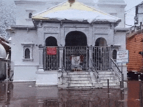 उत्तराखंड के गंगोत्री धाम में चार दिन से बर्फबारी हो रही है। शुक्रवार को भी यहां बर्फ गिरी।