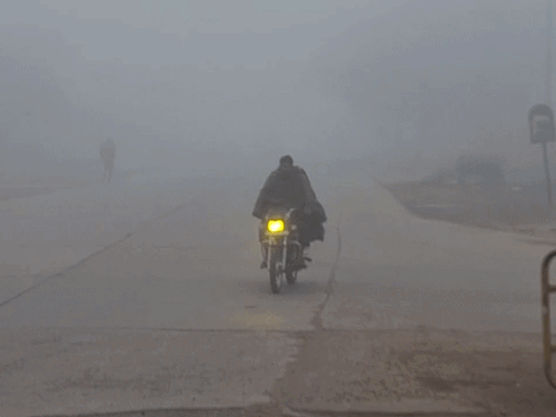 बारिश ने ठिठुरन बढ़ा दी है, जिसके कारण लोग घरों से गर्म कपड़े पहनकर बाहर निकल रहे हैं।