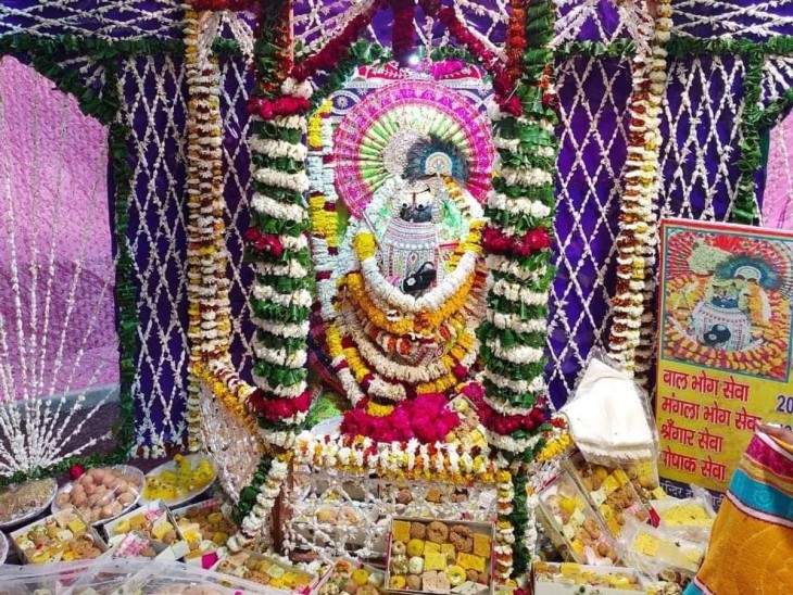 गिरिराज जी का रंग-बिरंगे फूलों से शृंगार किया गया है।