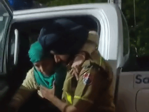घायलों को अस्पताल ले जाते पुलिस कर्मचारी।