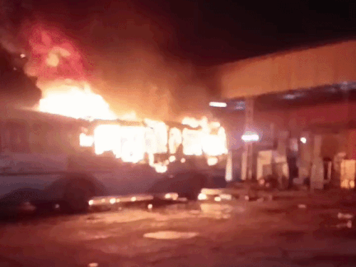 करनाल बस स्टैंड पर खड़ी बसों से निकलती आग की लपटे।