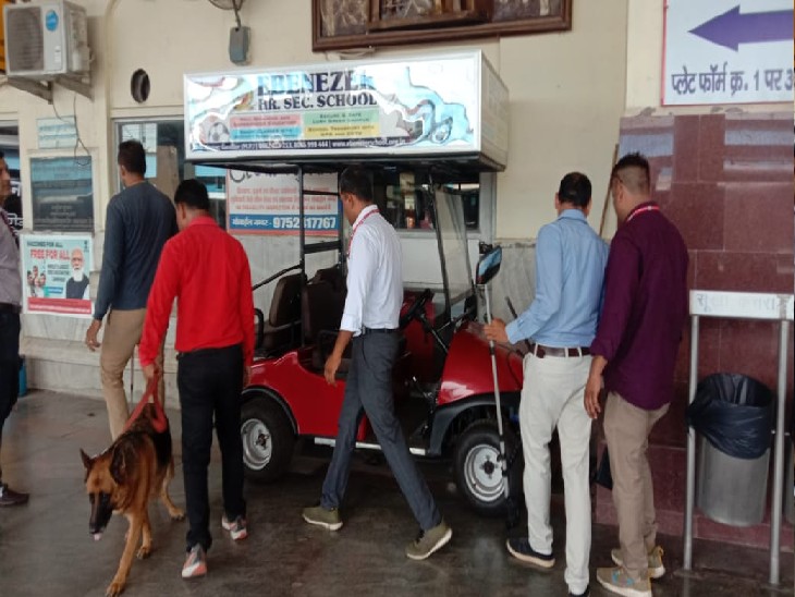 बीडीएस की टीम छानबीन करते हुए।