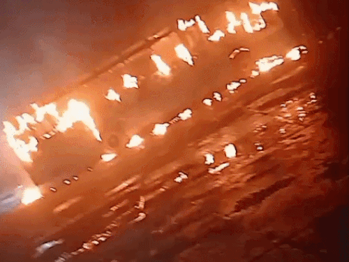 आग को बुझाने का प्रयास करते रोडवेज कर्मचारी।