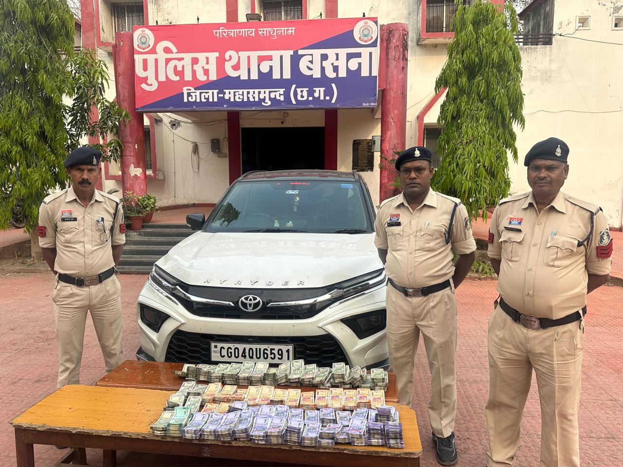 रायपुर पासिंग कार से मिले 32 लाख 50 हजार कैश।