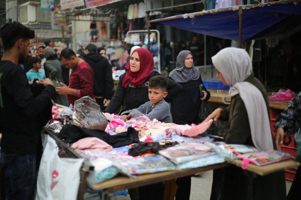 इजराइल के साथ चल रहे युद्ध और आर्थिक संकट के कारण आम चीजें भी बहुत महंगी हो गई हैं। खासकर ईद के समय खिलौनों, फल और सब्जियों के दाम काफी बढ़ गए हैं। शुक्रवार को ईद की खरीदारी करती महिलाएं।